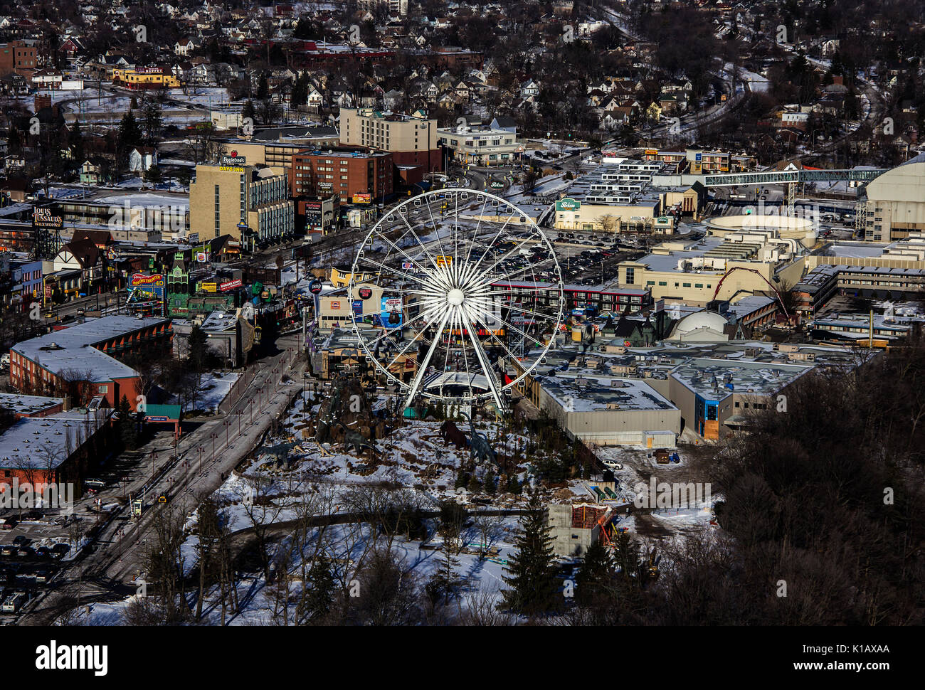 Niagara Falls, Ontario, Canada ; sur la ville de Niagara Falls Ville et grande roue, roue ciel wintera Banque D'Images