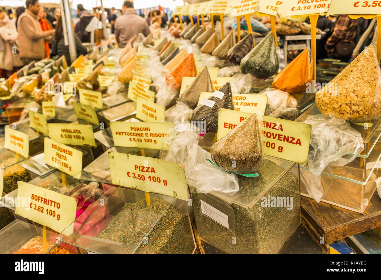 Herbes pour des plats de pâtes italiennes à la vente à un décrochage au marché de campo dei fiori Banque D'Images