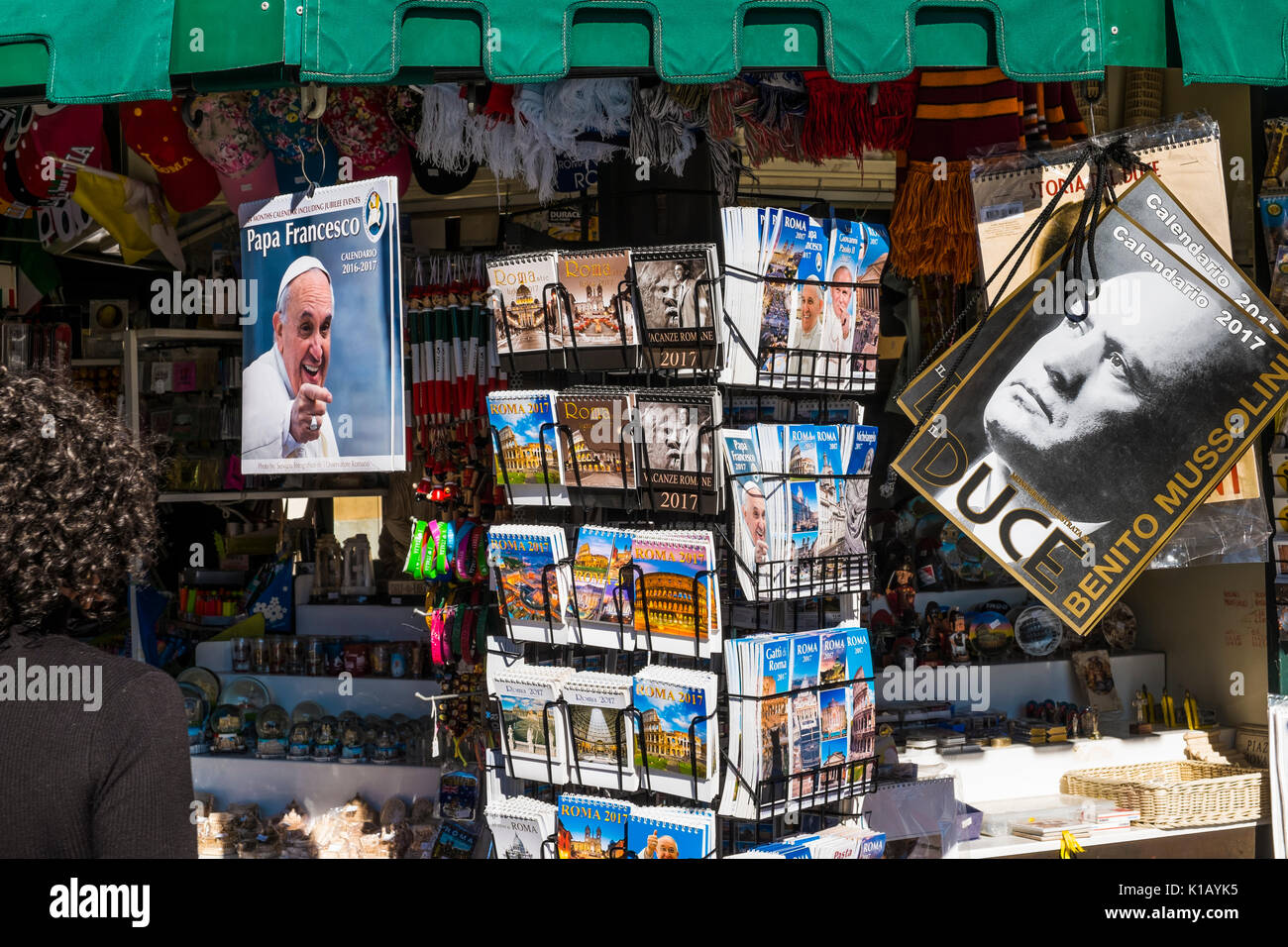 Des calendriers pour la vente à un kiosque à journaux à piazza navonna, l'une d'entre elles affichant un portrait du Pape François, l'autre de Benito Mussolini, la piazza navonna, Banque D'Images