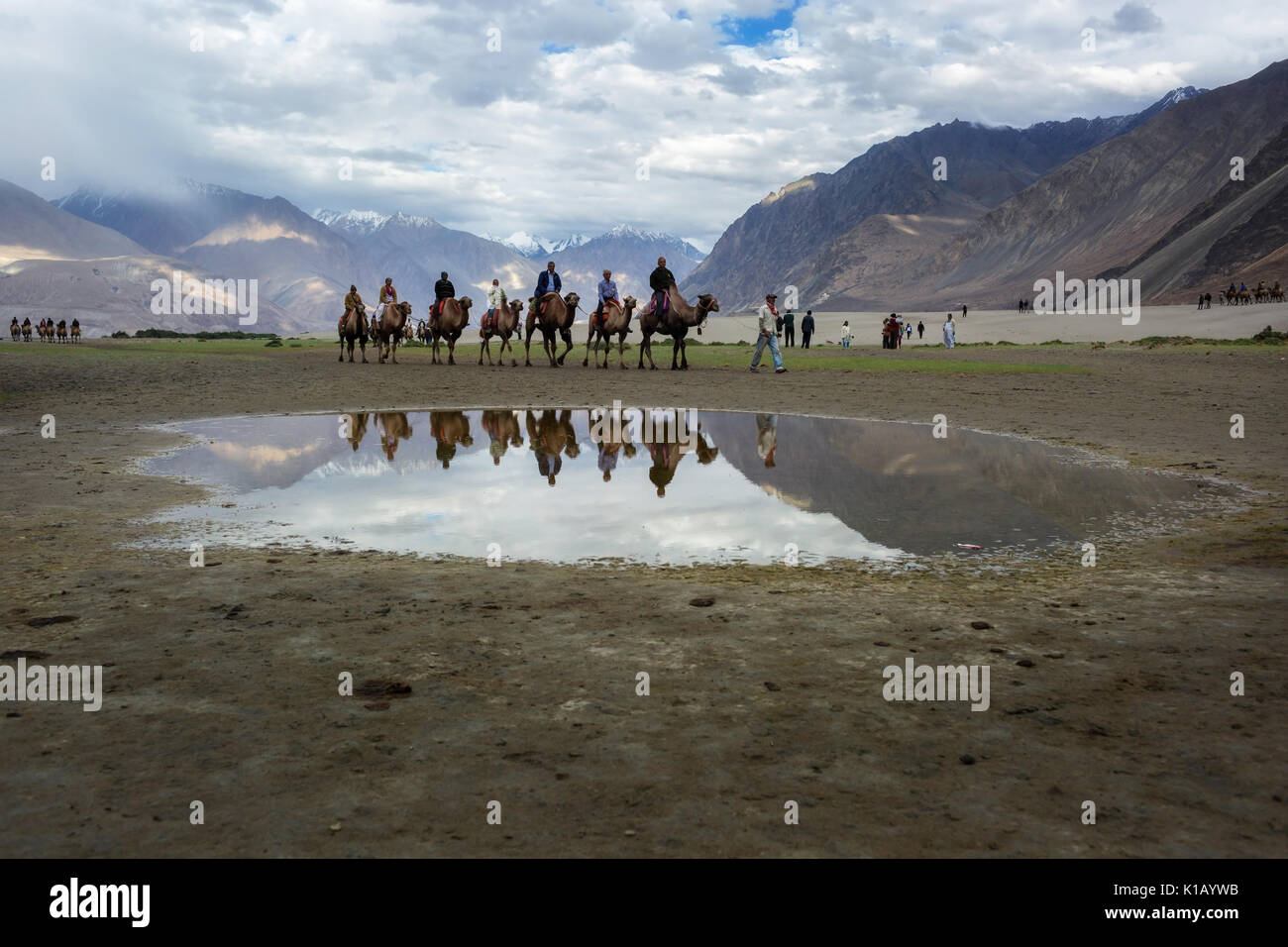 Dunes de sable de trekking dans la vallée de Nubra Ladakh Leh, Jammu-et-Cachemire, l'Inde Banque D'Images