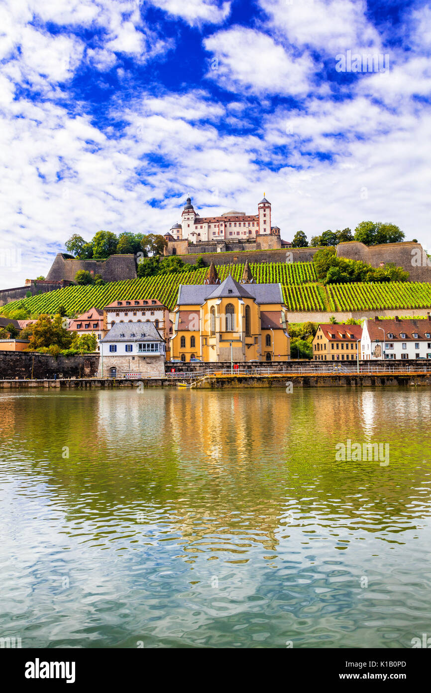Les points de repère et des destinations populaires en Allemagne - la ville médiévale de Wurzburg, vue avec citadelle et vignes Banque D'Images