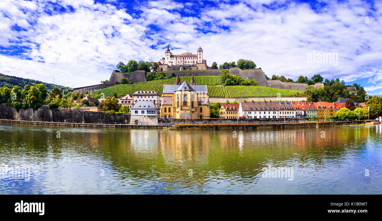 Les points de repère et des destinations populaires en Allemagne - la ville médiévale de Wurzburg, vue avec citadelle et vignes Banque D'Images
