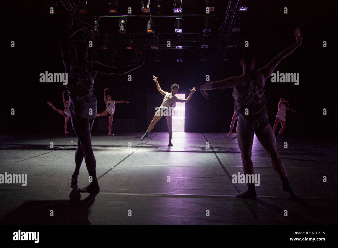 *** Utilisée uniquement dans le cadre de reporting ruhrtriennale *** Essen, Allemagne, 23 août 2017. dancers performing la section 'Modèle'. chorégraphe américain, Richard Siegal présente trois étapes : 'modèle', 'in medias res' et en première mondiale 'el dorado' à la ruhrtriennale pacte zollverein pour un festival culturel en 2017. Banque D'Images