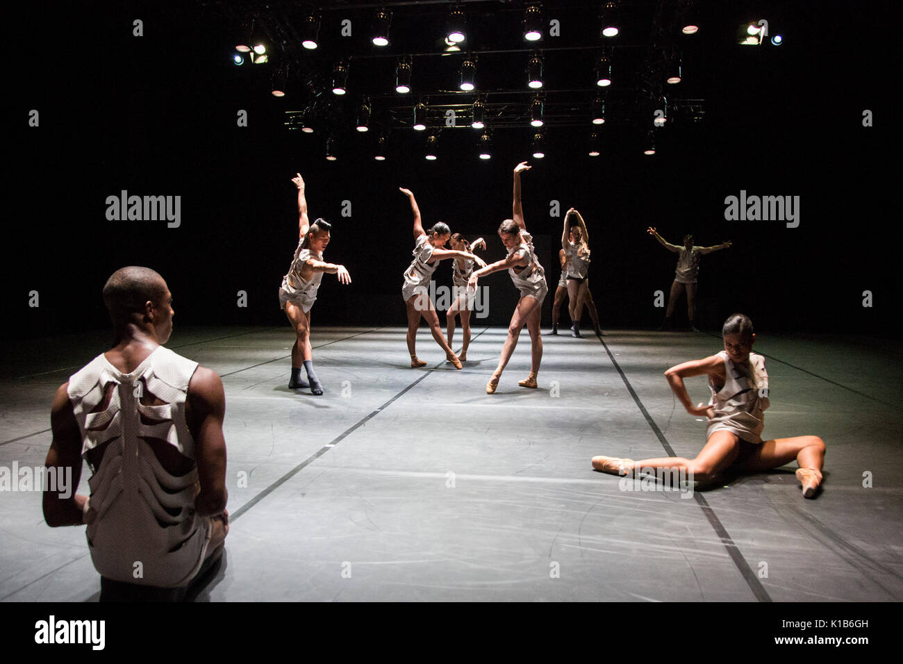 *** Utilisée uniquement dans le cadre de reporting ruhrtriennale *** Essen, Allemagne, 23 août 2017. dancers performing la section 'Modèle'. chorégraphe américain, Richard Siegal présente trois étapes : 'modèle', 'in medias res' et en première mondiale 'el dorado' à la ruhrtriennale pacte zollverein pour un festival culturel en 2017. Banque D'Images