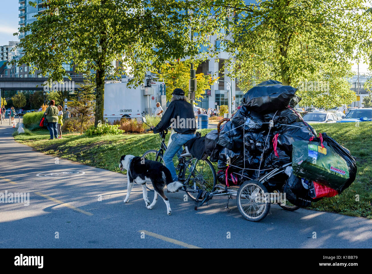 Contenants pour-bouteille et pouvez collector avec grande charge sur remorque vélo, Vancouver, Colombie-Britannique, Canada. Banque D'Images