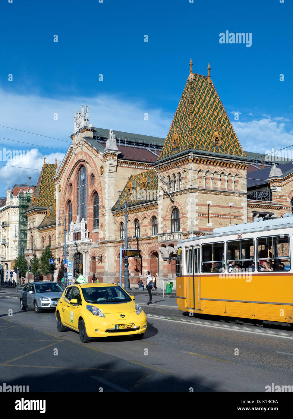 Budapest, Hongrie - 10 juin 2017  : Extérieur de Nagycsarnok - le grand marché central de Budapest - avec un tram passant Banque D'Images