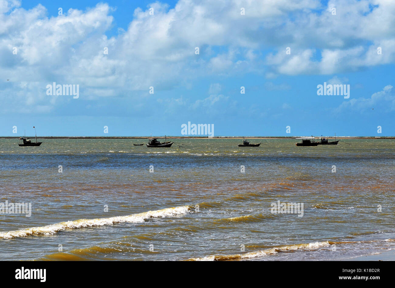Petit chalutier en mer calme de Porto Seguro, Bahia, Brésil. Banque D'Images