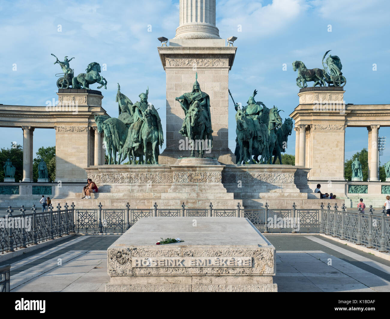 Budapest, Hongrie - 12 juin 2017 : les sept chefs de l'Magyars et le tombeau de l'inconnu à la place des Héros Banque D'Images