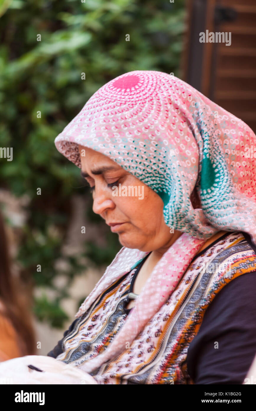 Femme portant le foulard traditionnel turc Photo Stock - Alamy