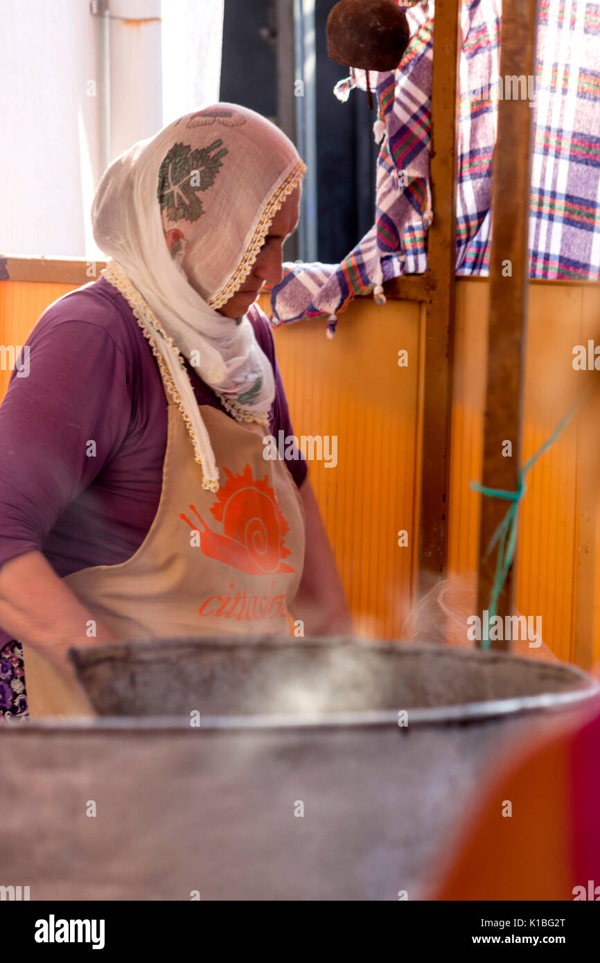Femme turque traditionnelle de cuisson Banque D'Images