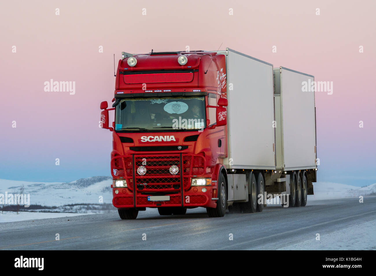 Driving sur route d'hiver dans le Finnmark Banque D'Images