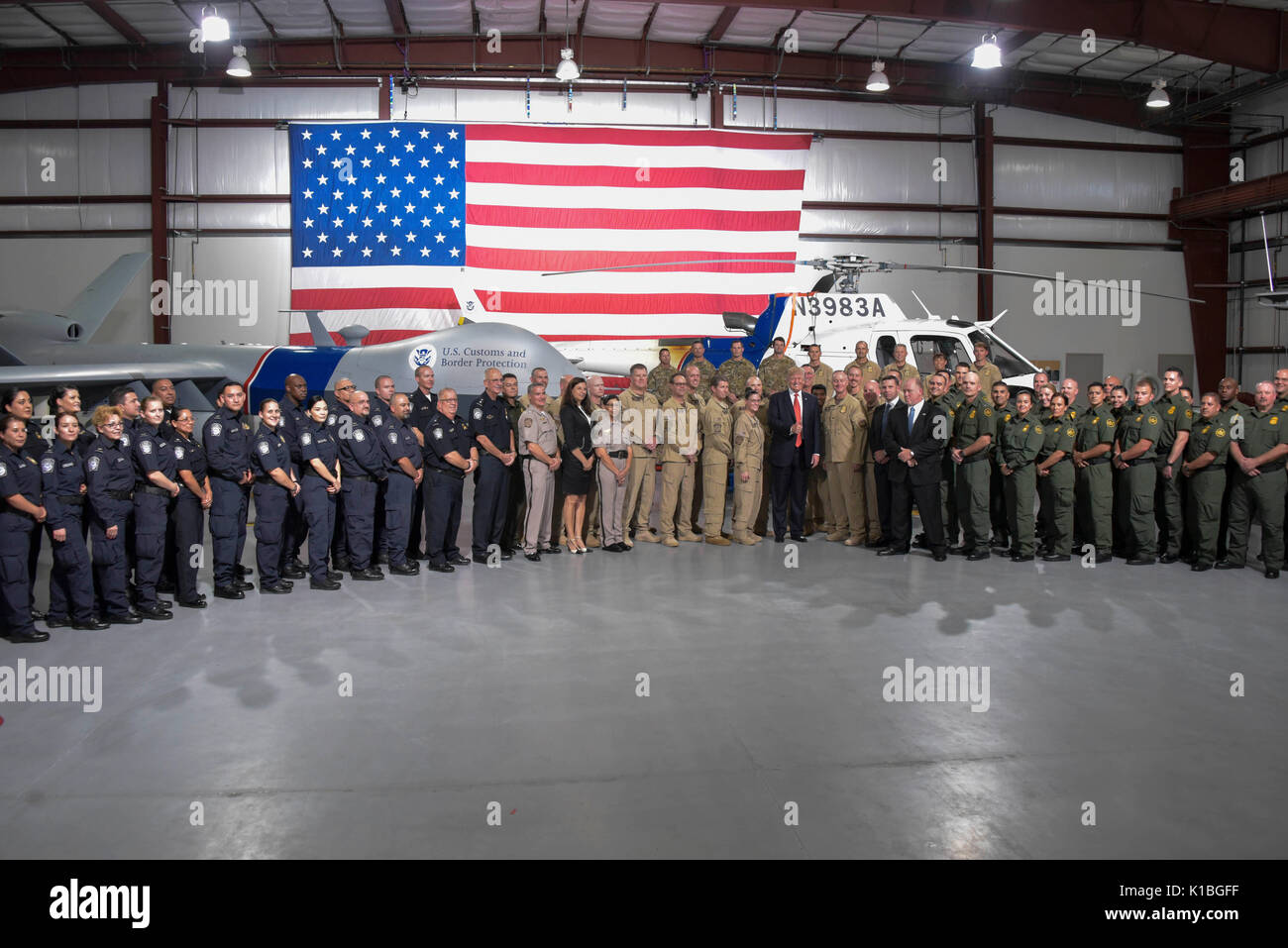 Le Président américain Donald Trump pose pour une photo de groupe avec le U.S. Customs and Border Protection et agents de glace au cours d'une visite à la Station Yuma Border Patrol, 22 août 2017 à Yuma, Arizona. Banque D'Images