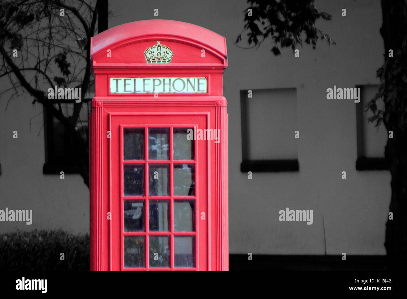 Une boîte de téléphone rouge traditionnel dans une rue de Londres, Angleterre Banque D'Images