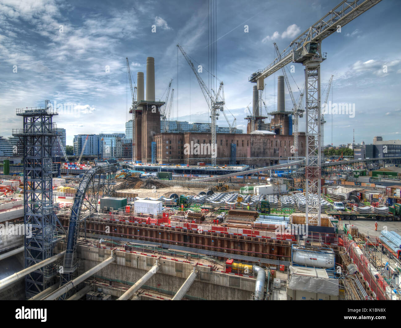 Londres, Royaume-Uni, le 7 juillet 2017 : Battersea Power Station Réaménagement de la station de métro avec en premier plan de construction Banque D'Images