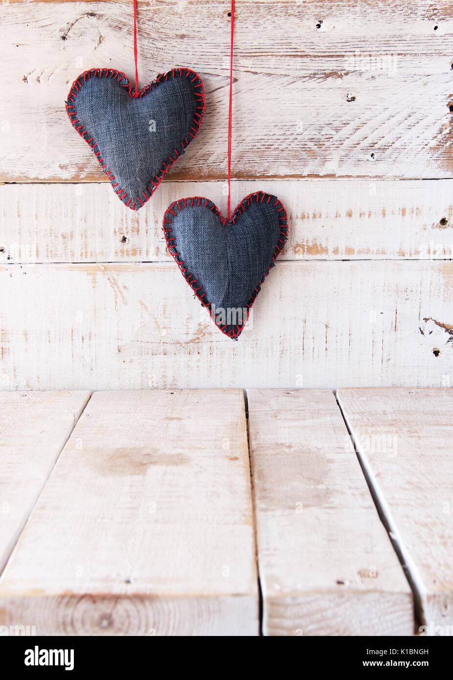 Peu de cœurs en jean sur un fond de bois pour la Saint-Valentin, selective focus Banque D'Images