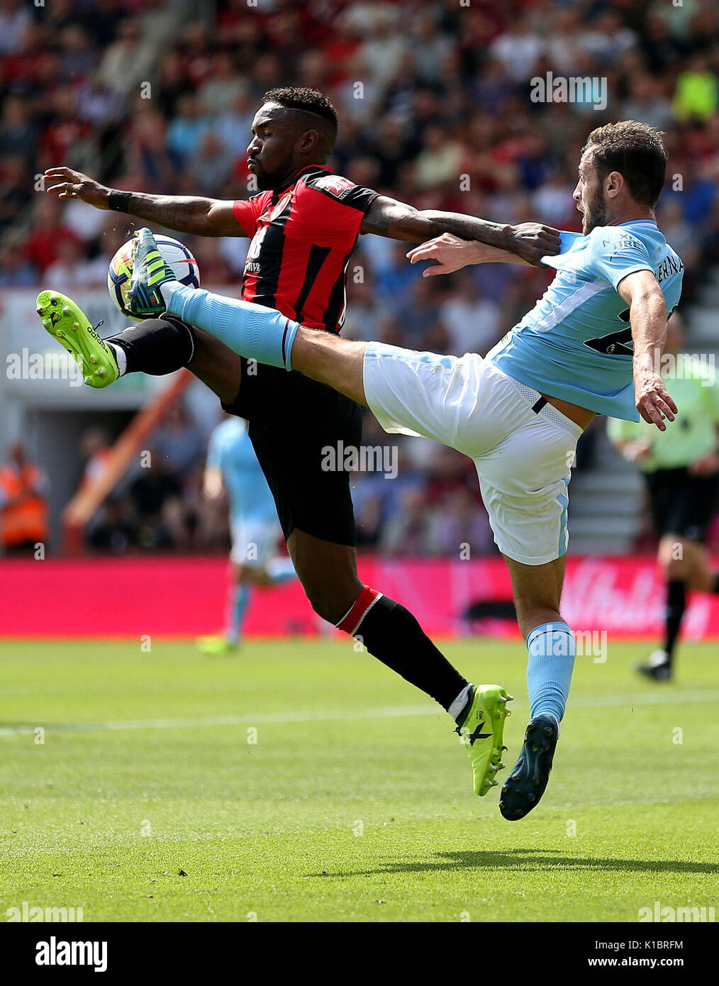 Jermain Defoe de Bournemouth AFC (à gauche) et Manchester City's Bernardo Silva bataille pour la balle durant le premier match de championnat à la vitalité Stadium, Bournemouth. Banque D'Images