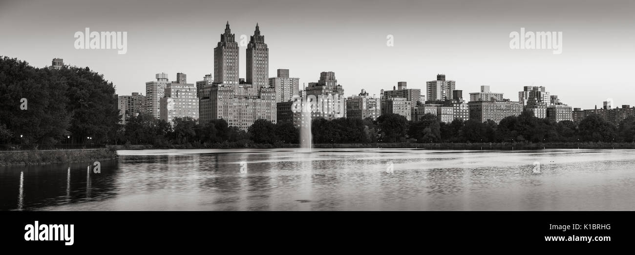 Vue panoramique sur Central Park West et le Jacqueline Kennedy Onassis Reservoir à l'aube (noir et blanc). Upper West Side, Manhattan, New York City Banque D'Images