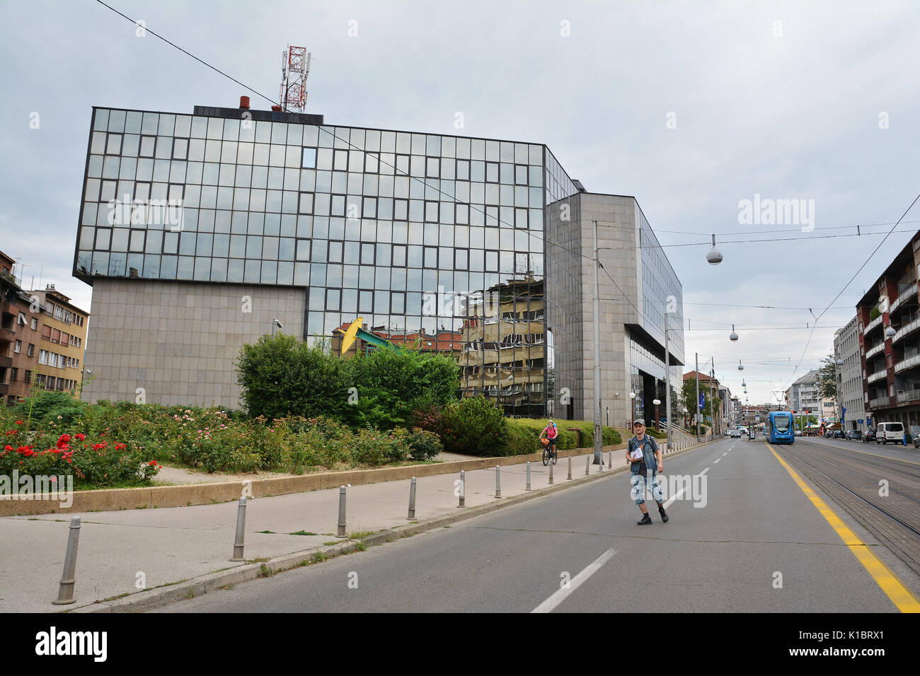 Zagreb, Croatie - le 14 juillet 2017. Vue sur la rue avec zgrada ina naftaplin compagnie pétrolière croate de construction à Zagreb, capitale de la Croatie. Banque D'Images