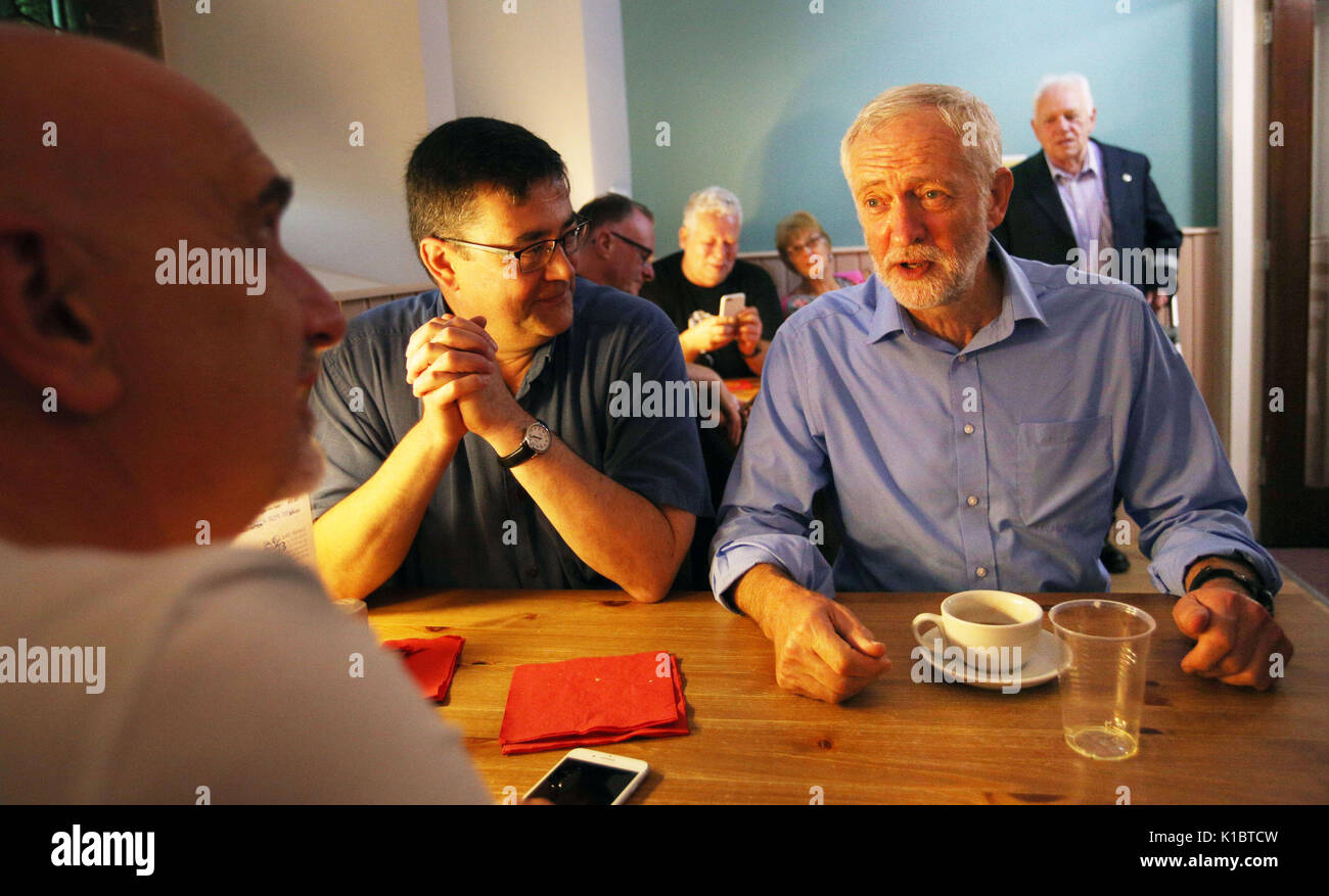 Leader du travail Jeremy Corbyn répond aux retraités au cours d'un thé l'après-midi à St Bryce Kirk, Kirkcaldy. Banque D'Images