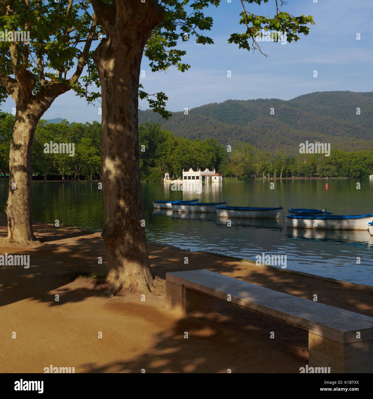 Banyoles, province de Gérone, Catalogne, Espagne. L'étang de Banyoles, qui était le lieu de l'aviron olympique de 1992. Banque D'Images