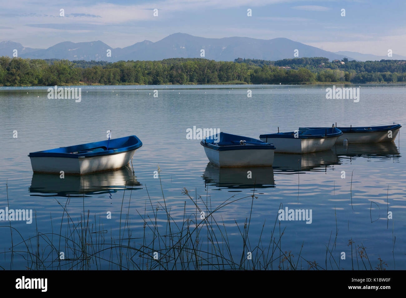 Banyoles, province de Gérone, Catalogne, Espagne. L'étang de Banyoles, qui était le lieu de l'aviron olympique de 1992. Banque D'Images