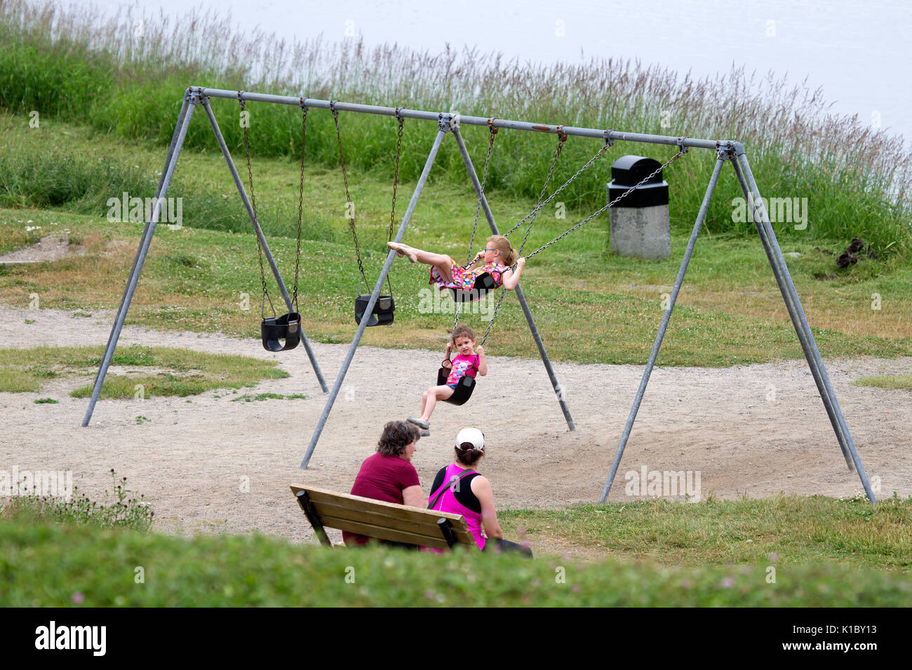 Deux jeunes filles se balançant sur Swingset Banque D'Images