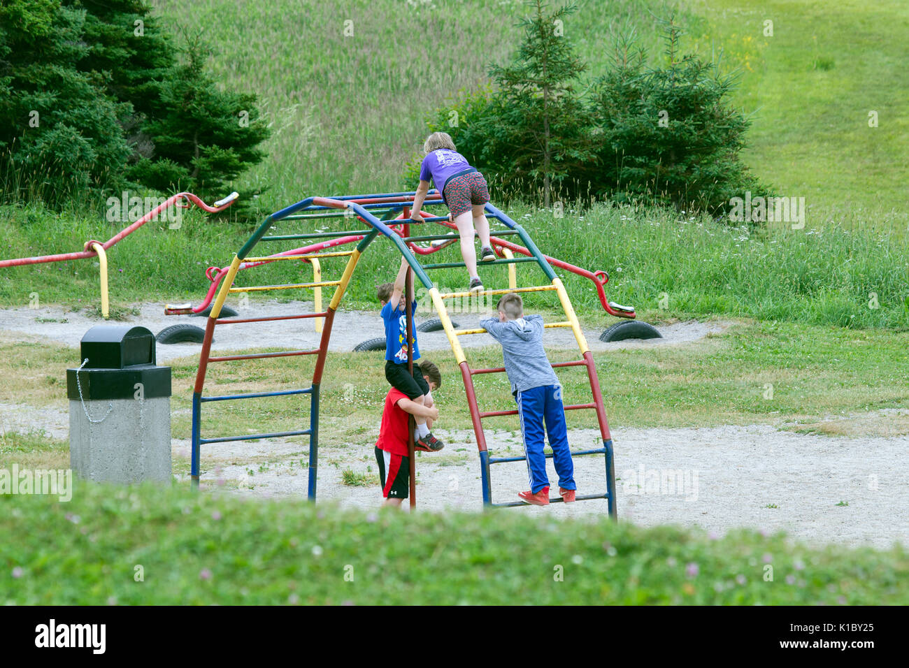 Escalade sur Structure de jeux pour enfants Banque D'Images