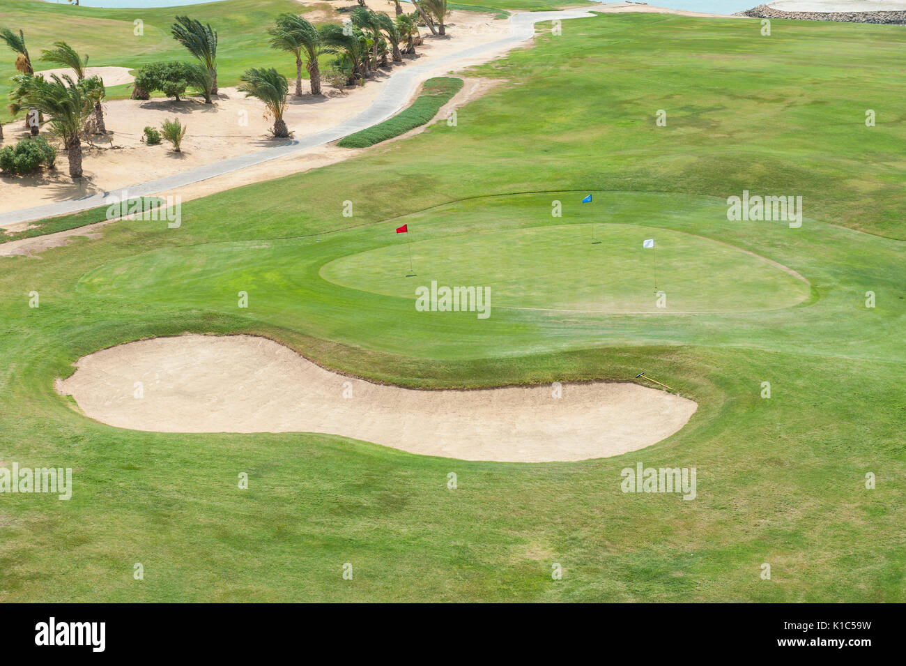 Vue aérienne sur une golf tropical avec vert de pratique et bunker fosse de sable à côté de fairway Banque D'Images