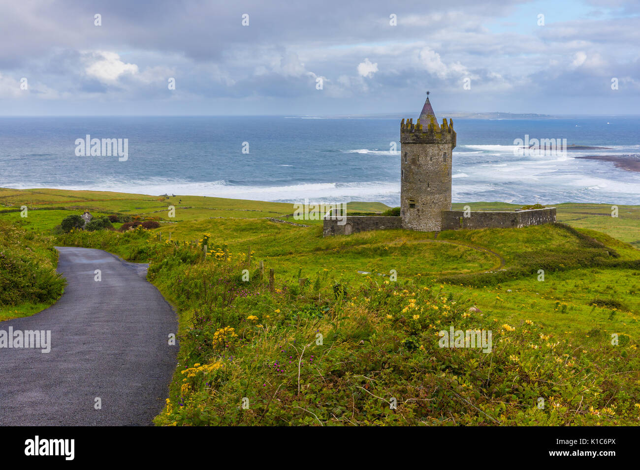 Le Château de Doonagore est un rond 16th-century tower house avec une petite enceinte fortifiée située à environ 1 km au-dessus du village côtier de Doolin dans le comté de Cl Banque D'Images