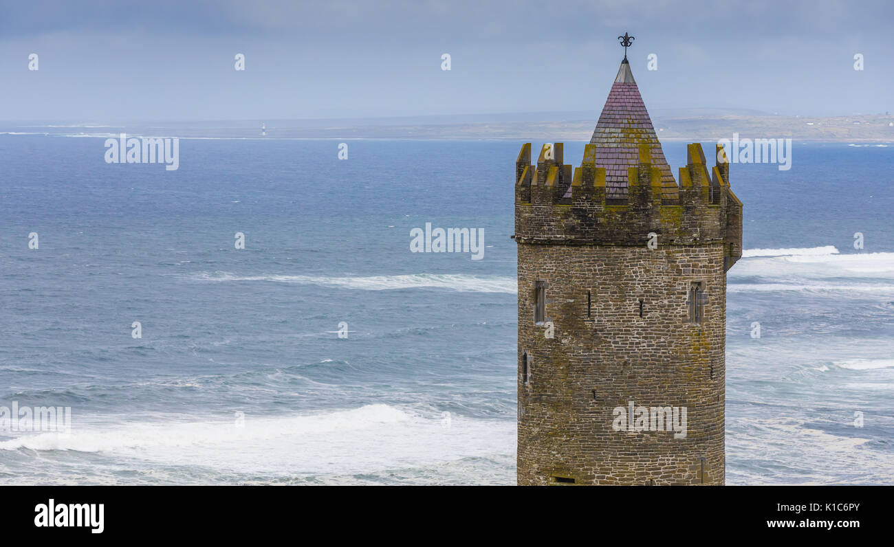 Le Château de Doonagore est un rond 16th-century tower house avec une petite enceinte fortifiée située à environ 1 km au-dessus du village côtier de Doolin dans le comté de Cl Banque D'Images