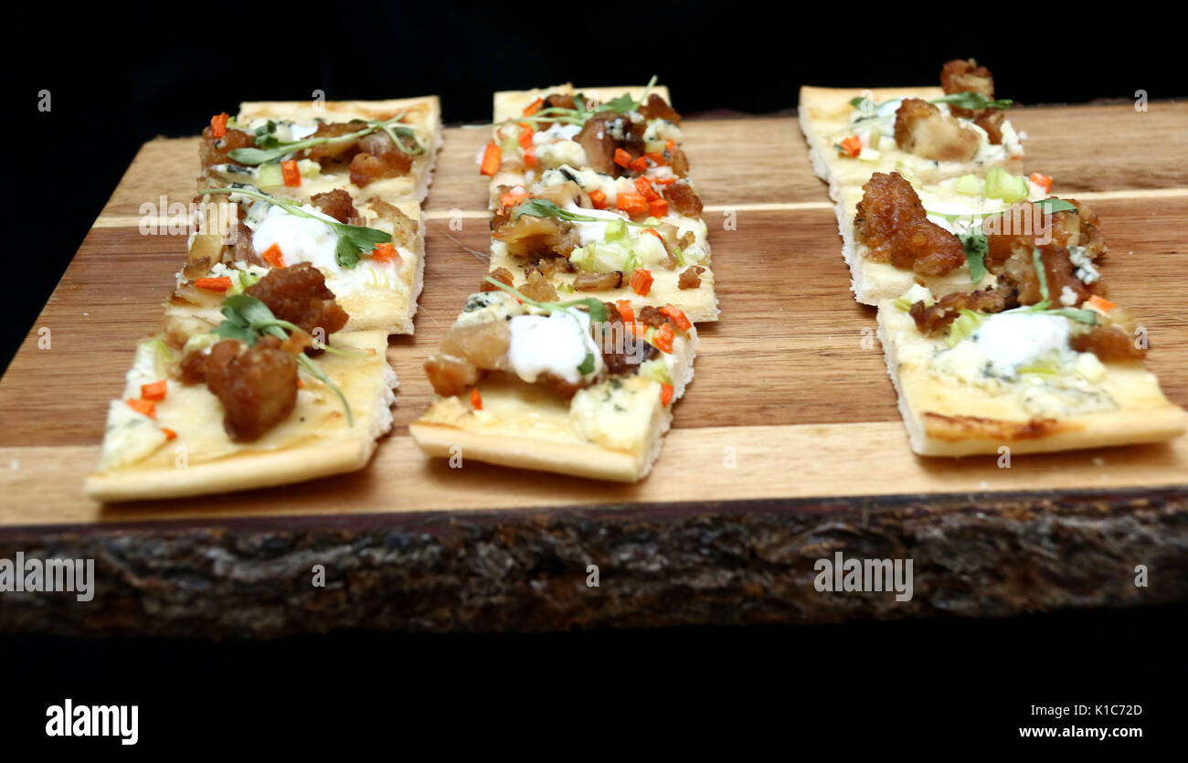 Mini pizzas desserts sur planche à découper en bois Banque D'Images