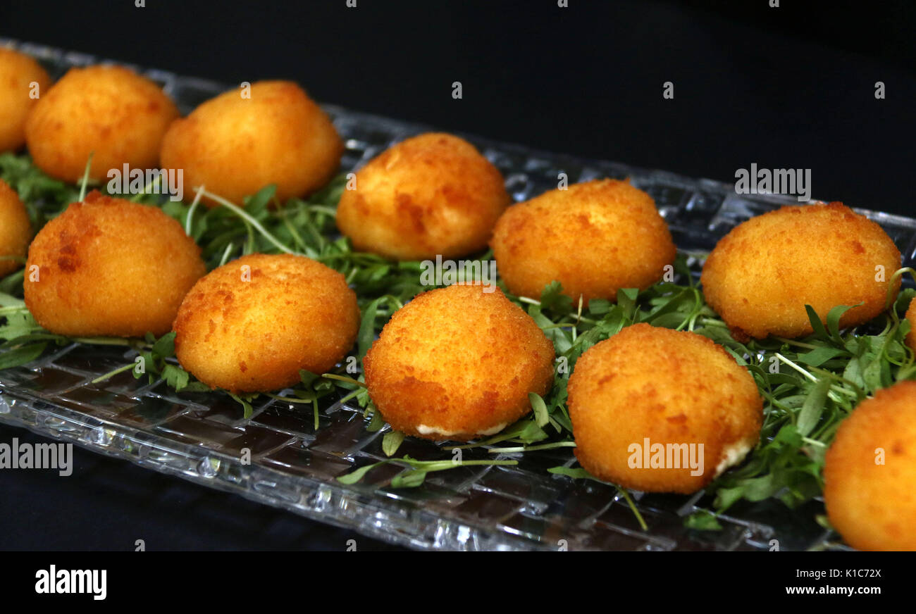 Boules de fromage frit rempli de fromage mozzarella hors d'œuvre sur le plat en cristal Banque D'Images