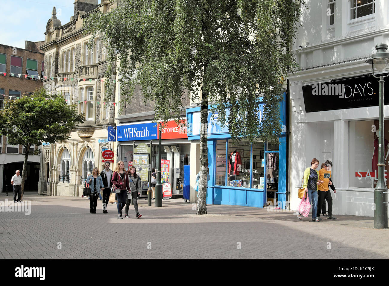 Les gens à pied shopping par boutiques dans Guildhall Square passé W H Smith WH Smith shop store en été Carmarthenshire Carmarthen Wales UK KATHY DEWITT Banque D'Images