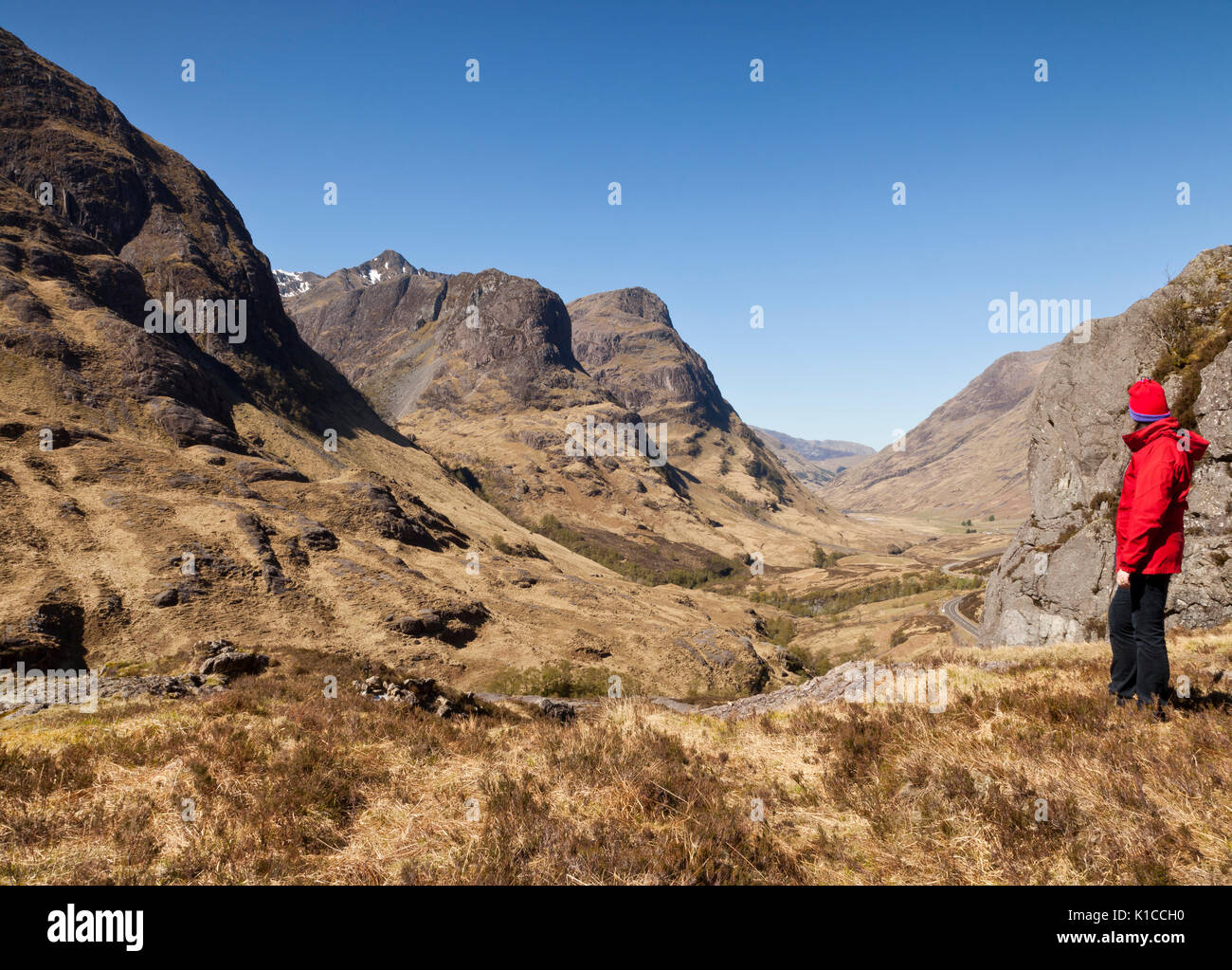 Une femelle walker admirant le paysage dans la région de Glencoe, Ecosse, Royaume-Uni Banque D'Images