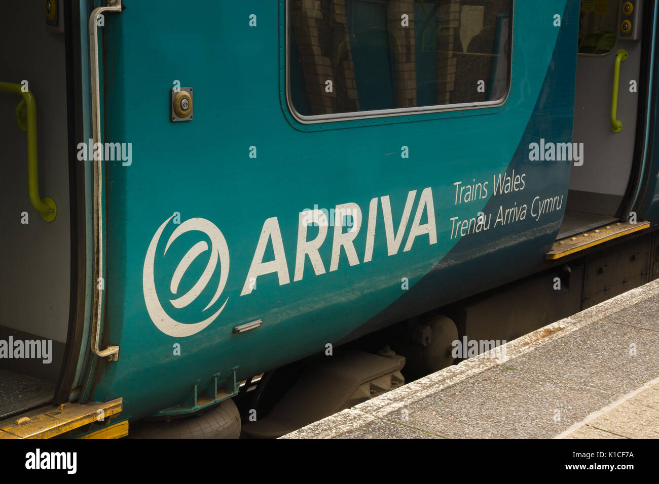 Ou Arriva Trains Wales Trenau Arriva Cymru logo sur le train de passagers l'entreprise offre des services d'autobus et de trains dans tout le pays de Galles et l'Angleterre et Banque D'Images