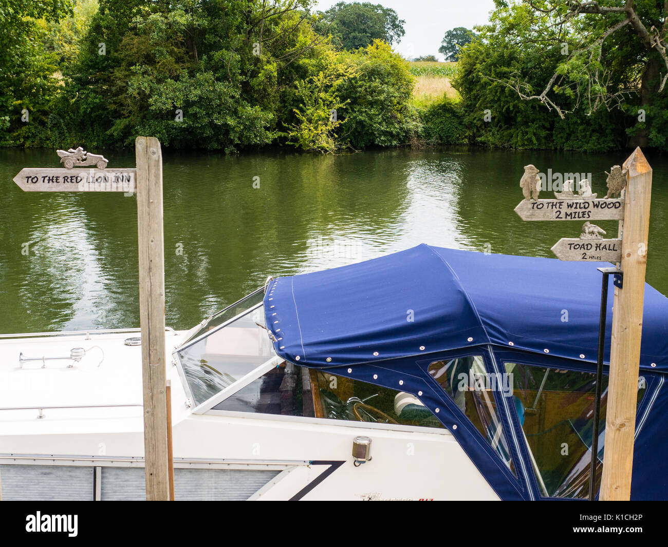 Les panneaux signalant la disponibilité d'endroits, le vent dans les saules, Purley on Thames, Berkshire, Angleterre, RU, FR. Banque D'Images
