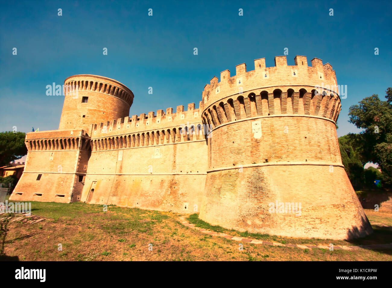Vue sur le château romain de Giulio II , Ostia Antica - Rome , Italie Banque D'Images