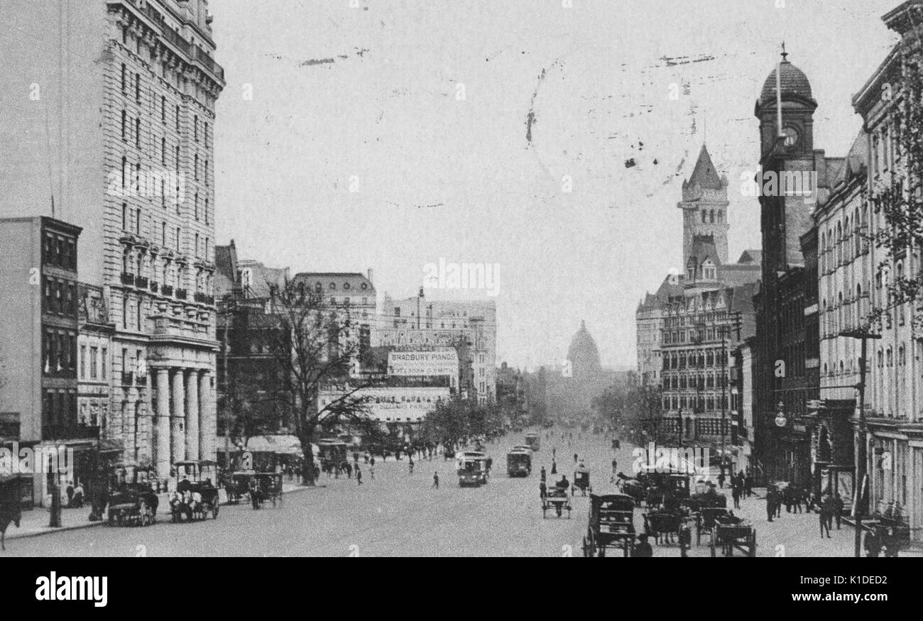 Une photographie partiellement colorisée de Pennsylvania Avenue, en face du Capitole, la rue est peuplée par des calèches et des voitures, les gens peuvent être vu sur les côtés et marche dans la rue, Washington, DC, 1914. à partir de la bibliothèque publique de new york. Banque D'Images