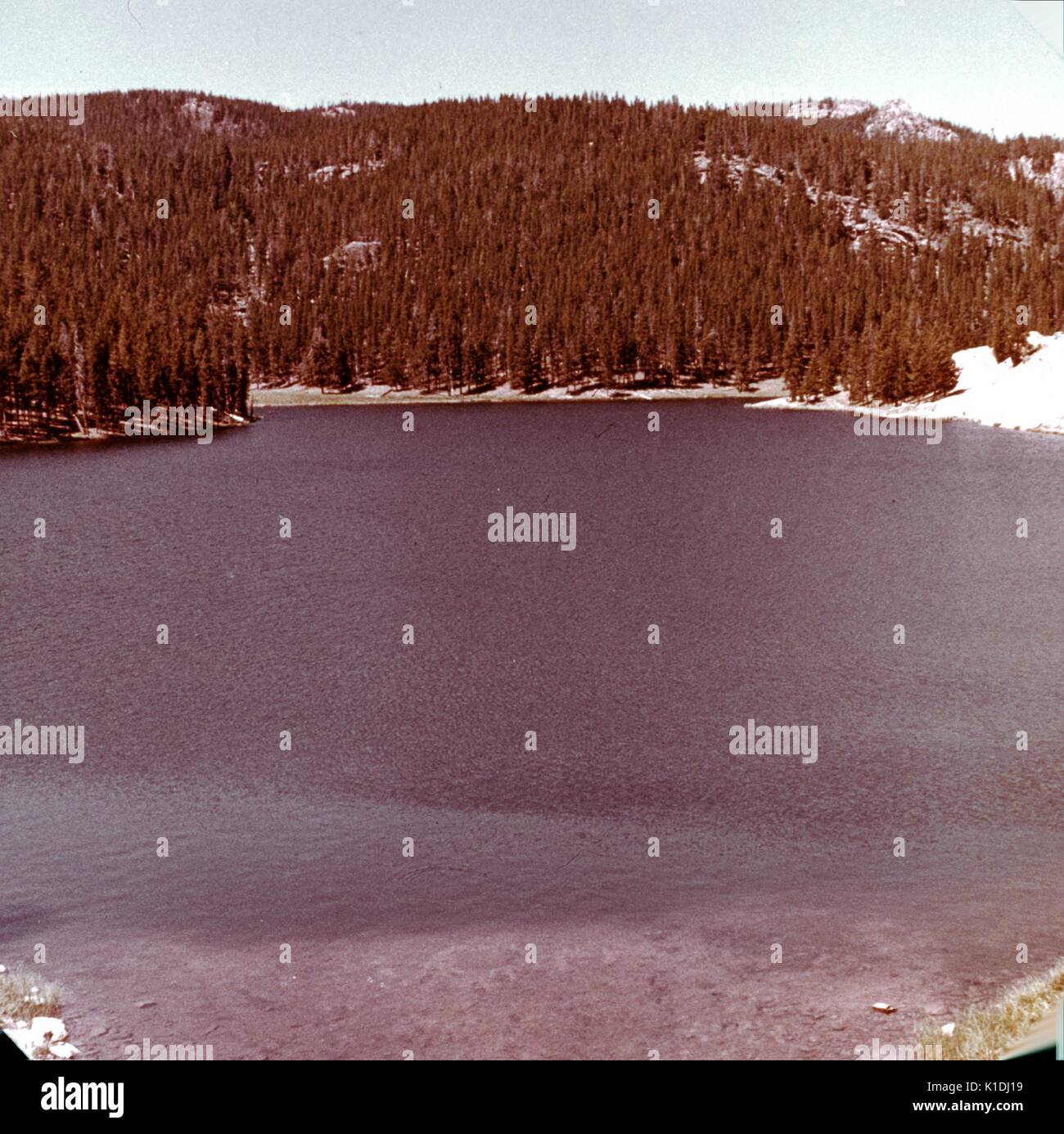 Une photo de lac Sibley, prises d'en haut sur une colline d'observation, on peut voir la neige couvrant le sol, les arbres et les collines de l'arrière-plan, Bighorn National Forest, Wyoming, 1975. Banque D'Images