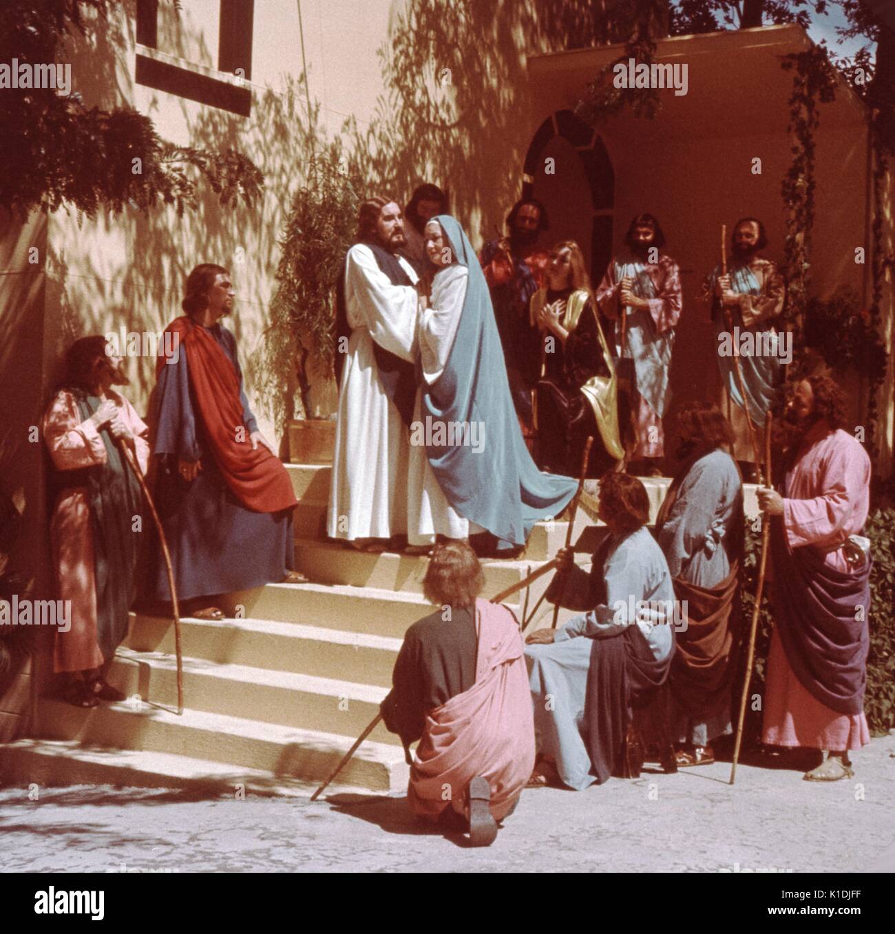 Un acteur représentant Jésus Christ traite d'une foule d'hommes et de femmes, aussi des acteurs, dans une scène représentant des événements d'adieu de Jésus à Béthanie dans le cadre de la Passion Play Black Hills, qui a mis un terme de 70 ans en 2008, Spearfish, dans le Dakota du Sud, 1975. Banque D'Images