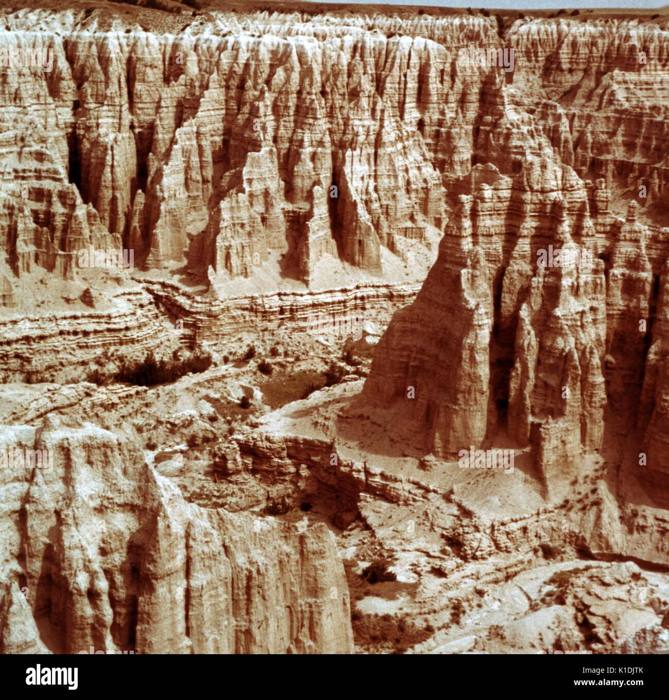 Rock formation de stries et d'autres montrant des caractéristiques géologiques, Badlands National Park (Dakota du Sud), 1975. Banque D'Images