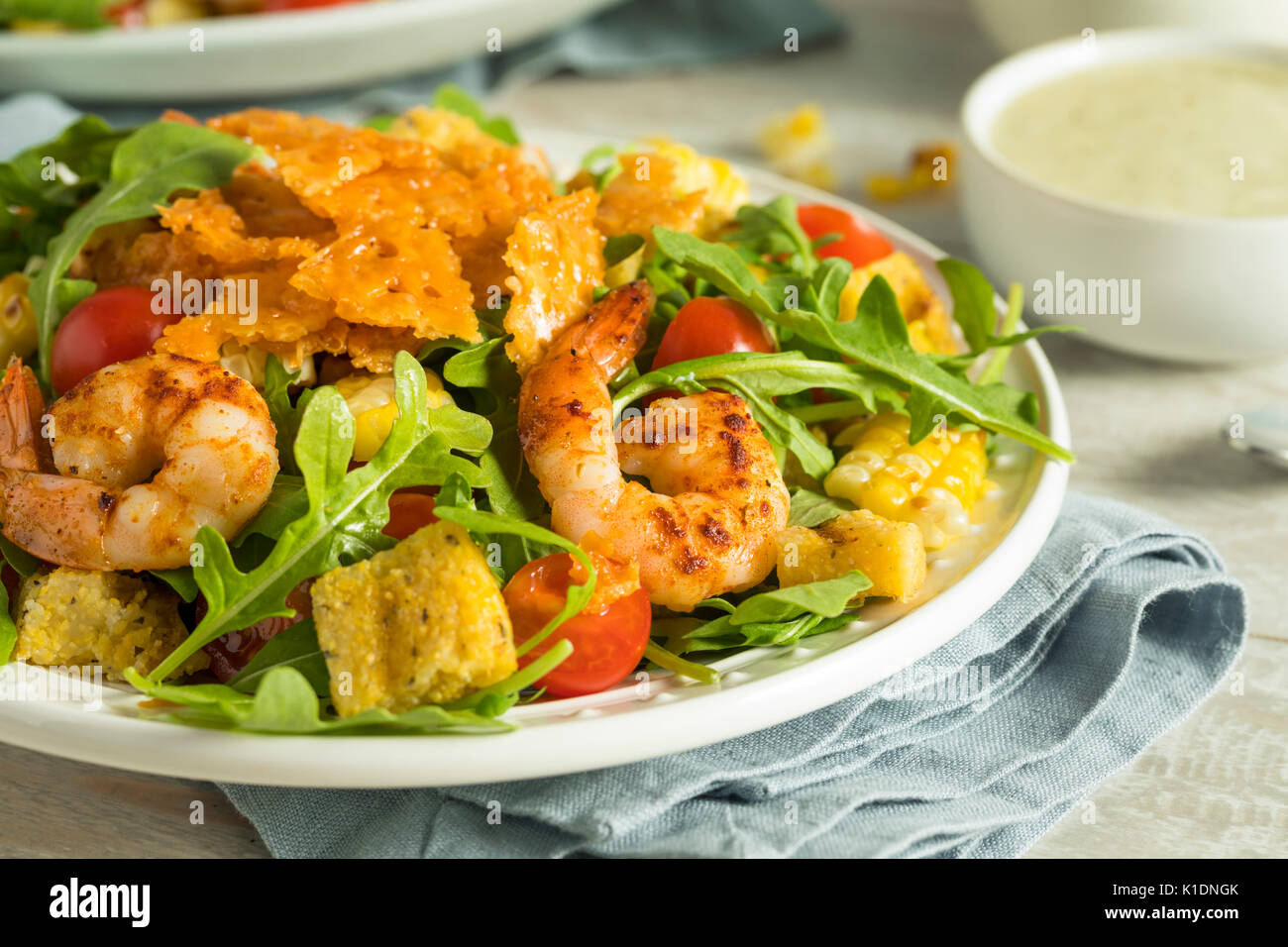 Des crevettes et roquette Salade Vinaigrette Herby wit Polenta Banque D'Images