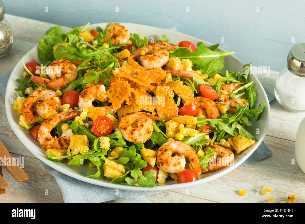 Des crevettes et roquette Salade Vinaigrette Herby wit Polenta Banque D'Images