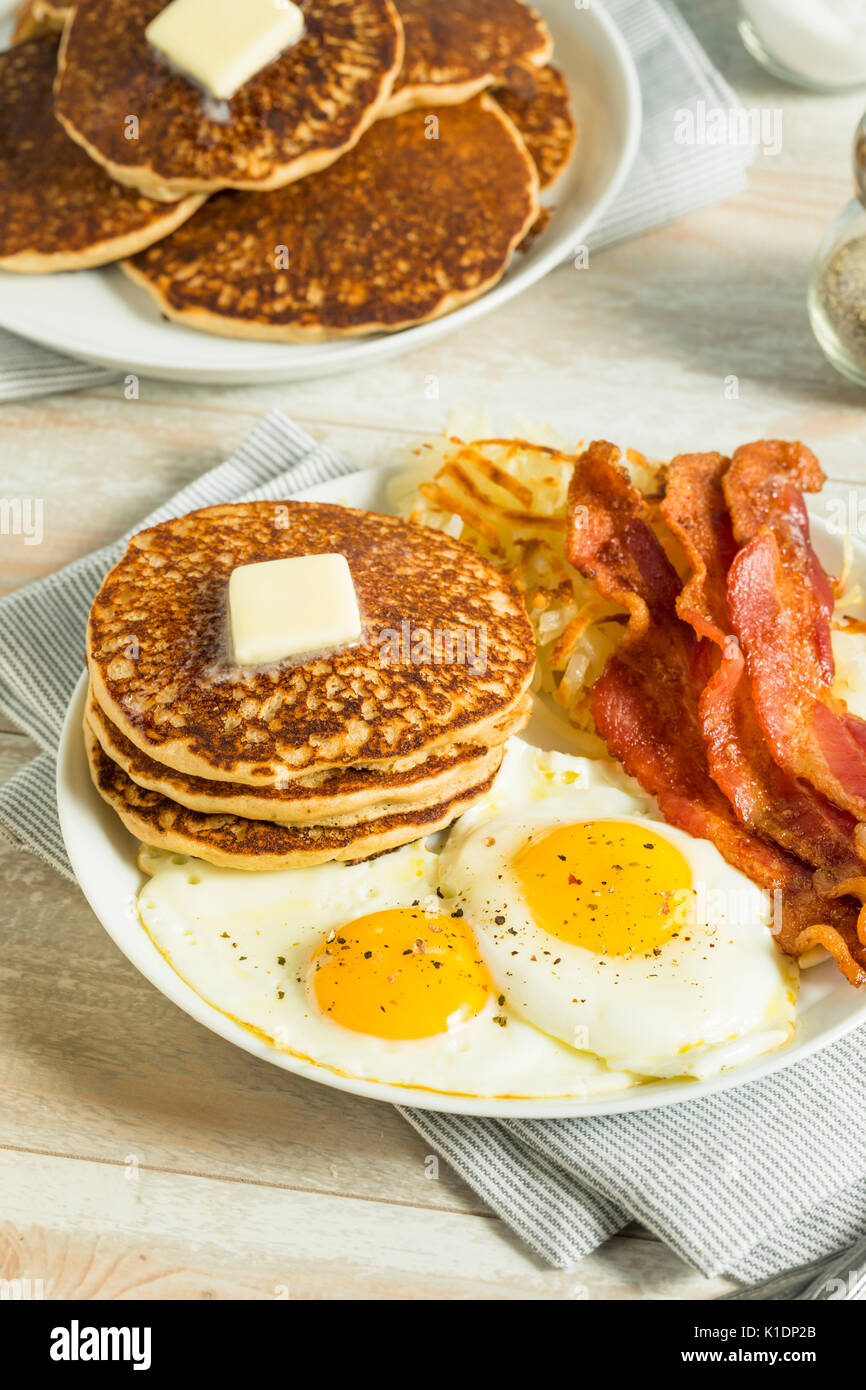 Petit-déjeuner américain complet sain avec des oeufs du bacon et des crêpes Banque D'Images