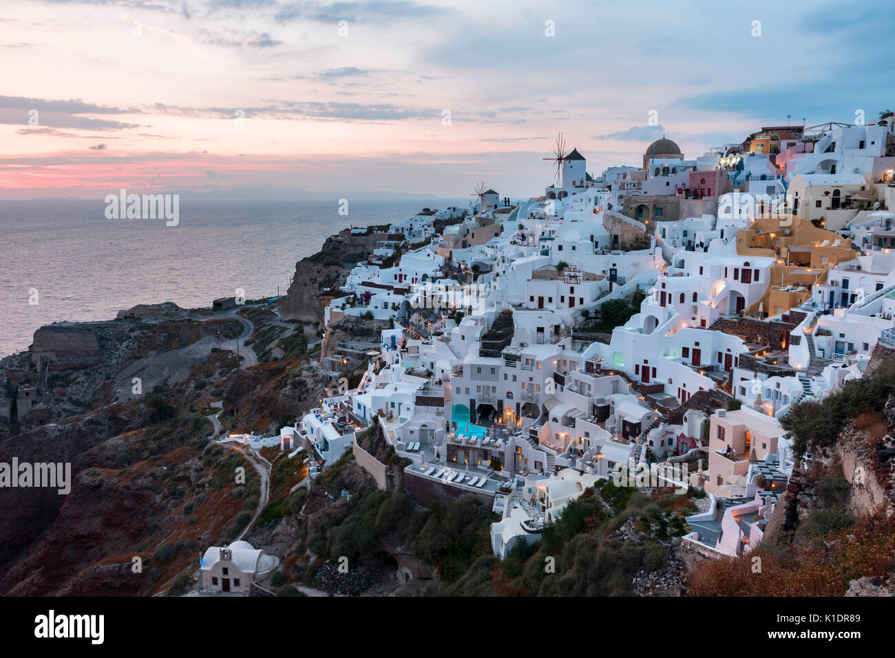 Le paysage urbain de moulins, l'humeur du soir, Oia, Santorini, Cyclades, Grèce Banque D'Images