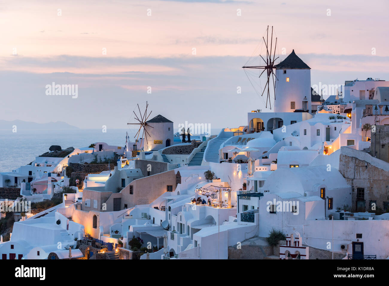 Le paysage urbain de moulins, crépuscule, Oia, Santorini, Cyclades, Grèce Banque D'Images