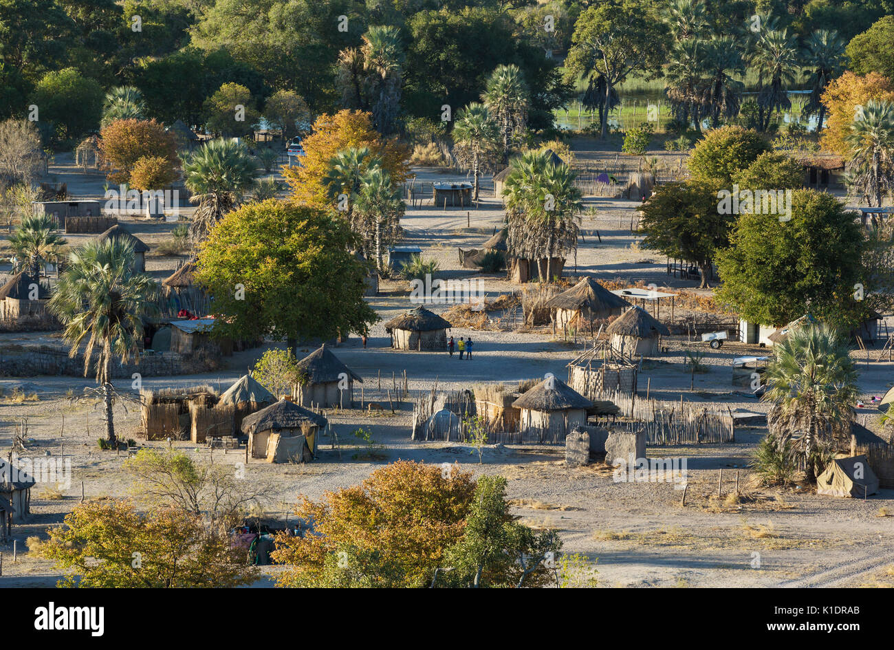 Village natal juste en dehors de la zone protégée, vue aérienne, Okavango Delta, Botswana Banque D'Images