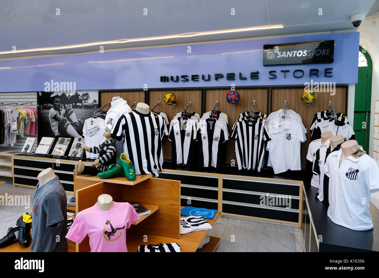 Magasin de vente au détail de marchandises de soccer/football à l'intérieur du Musée de Pelé Pelé) dans la région de Santos, Etat de Sao Paulo, Brésil Banque D'Images