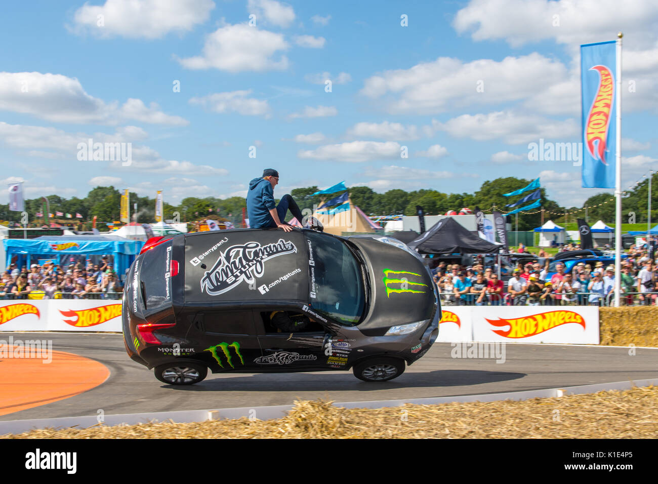 Chris Evan en prenant un tour sur une voiture sur deux roues à Carfest Sud Overton, Hampshire Angleterre 25 août 2017 Carfest Houlbrook Jim Crédit Sud/ Alamy Banque D'Images