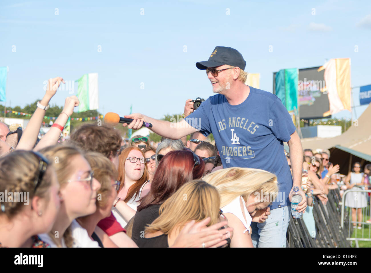 Chris Evans divertissant la foule au Sud Carfest Overton, Hampshire Angleterre 25 août 2017 Carfest Houlbrook Jim Crédit Sud/ Alamy Banque D'Images